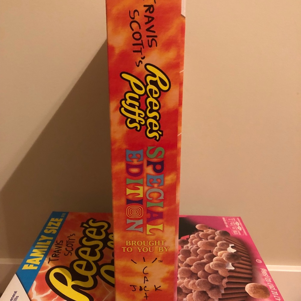 Travis Scott x Resse’s puffs - Picture 3 of 3